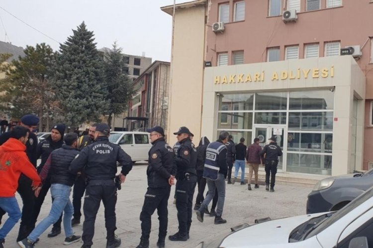 Hakkari'de silahlı kavga sonrası g&ouml;zaltına alınan 19 kişi adliyeye &ccedil;ıkarıldı