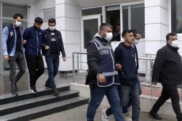 Mersin'de dehşet! Sopayla d&ouml;v&uuml;ld&uuml; sonra sokakta silahla vuruldu