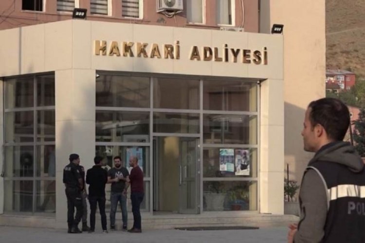 Hakkari'de iş yerlerine zarar verdikleri gerek&ccedil;esiyle yakalanan 19 ş&uuml;pheli adliyede