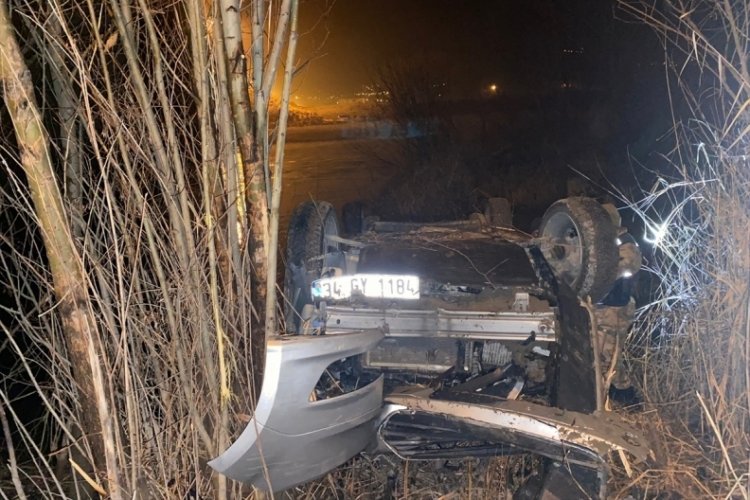 Erzincan'da devrilen otomobildeki 2 kişi yaralandı