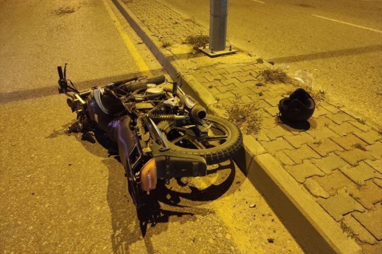 Manisa'da ref&uuml;je &ccedil;arpan motosikletin s&uuml;r&uuml;c&uuml;s&uuml; ağır yaralandı