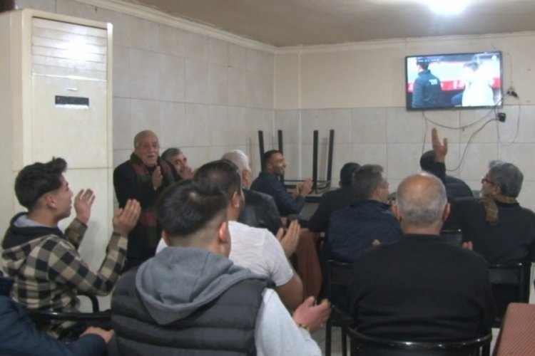 Şanlıurfalılar takımlarına t&uuml;rk&uuml;lerle destek oldu