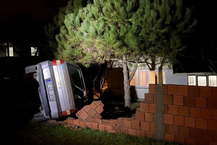 Sinop'ta kontrol&uuml;n&uuml; kaybeden otomobil bah&ccedil;e duvarına &ccedil;arptı: 3 yaralı