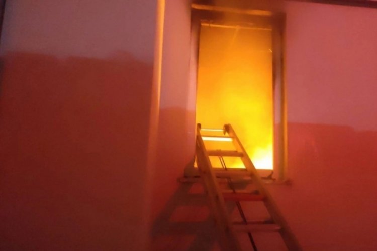 Malatya'da 2 ev yandı, alevlerin ortasında kalan 2 &ccedil;ocuk dumandan etkilendi