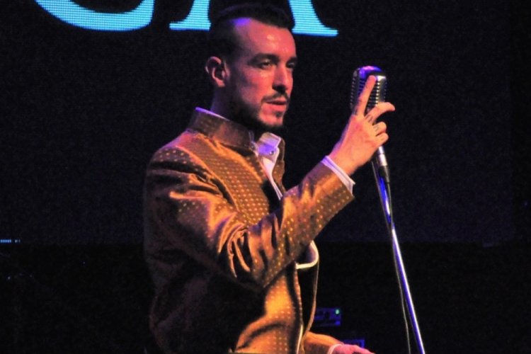 Bursa'da Cem Adrian'la m&uuml;zik dolu gece