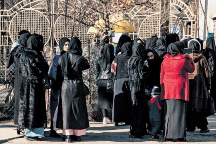 Afgan kadınlar okul kapısında ağladı