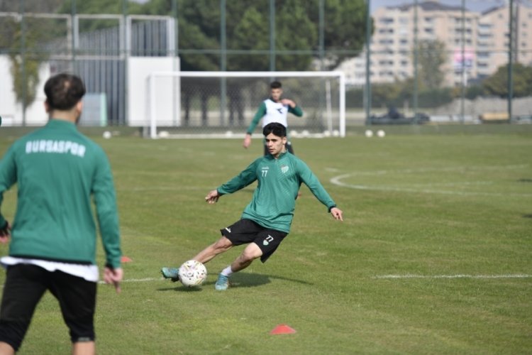 Bursaspor'un gen&ccedil; futbolcusu Mustafa Gen&ccedil;, bu sezon t&uuml;m ma&ccedil;larda oynadı