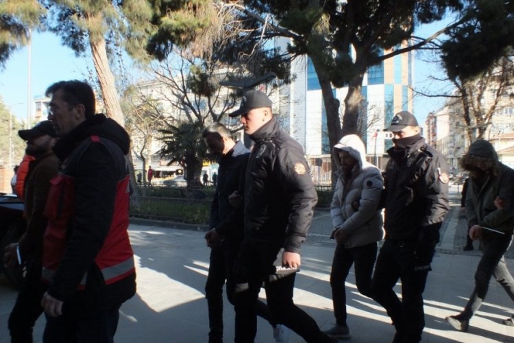 4 ilde ger&ccedil;ekleştirilen dolandırıcılık operasyonunda yakalanan 31 zanlı adliyede