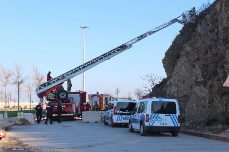 Balıkesir'de gen&ccedil; kız manzara i&ccedil;in &ccedil;ıktığı u&ccedil;urumdan yuvarlandı!