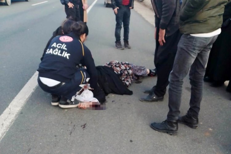 Elazığ'da yolun karşısına ge&ccedil;mek isteyen kadına otomobil &ccedil;arptı