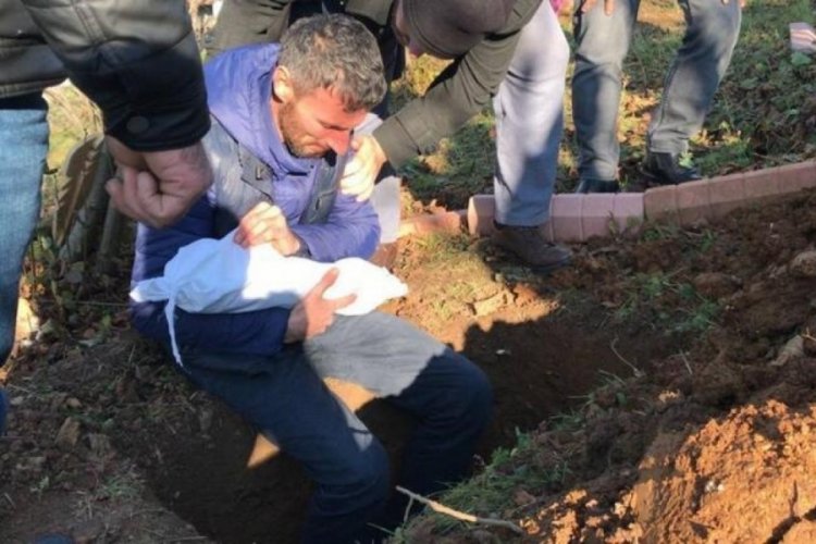 8 aylık oğlunun kefenini &ccedil;&ouml;z&uuml;p son kez sevdi