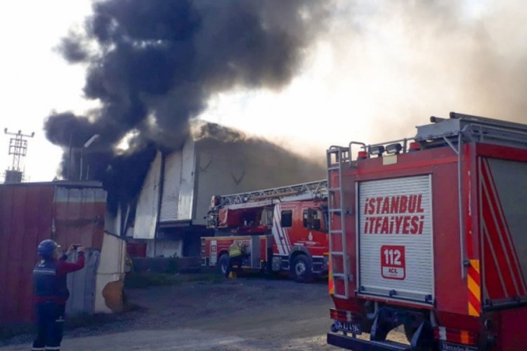 İstanbul'daki fabrika yangını 3 saat sonra s&ouml;nd&uuml;r&uuml;ld&uuml;