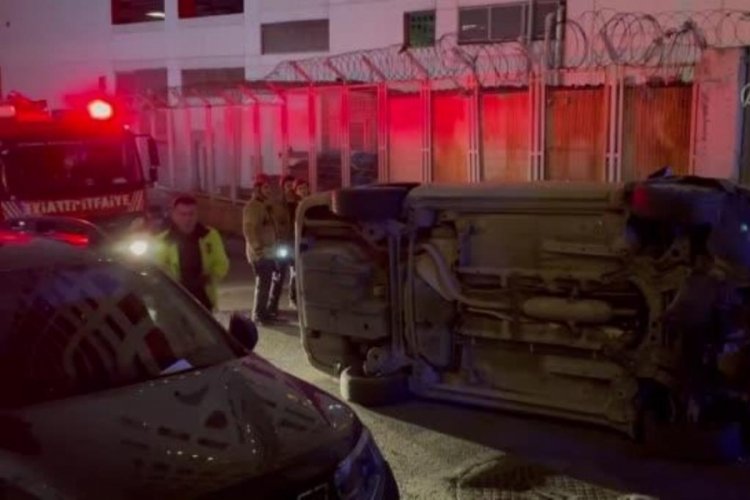 İstanbul'da Şişli'de park halindeki araca &ccedil;arparak devrilen otomobilin s&uuml;r&uuml;c&uuml;s&uuml; yaralandı