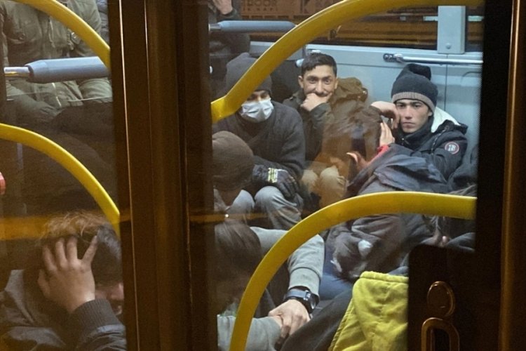 Kocaeli'de durdurulan TIR'ın dorsesinden, yığınla ka&ccedil;ak g&ouml;&ccedil;men &ccedil;ıktı