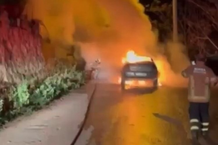 Bursa'da seyir halindeki otomobil alev aldı