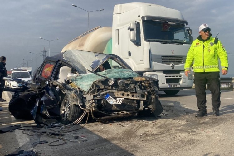 Bursa'da kamyonete &ccedil;arpan otomobilde 2 kişi sıkıştı: 3 yaralı