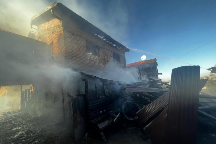 Bolu'da samanlıkta &ccedil;ıkan yangın iki katlı evi k&uuml;le &ccedil;evirdi