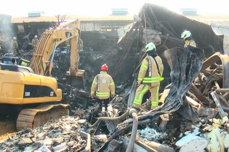 İstanbul'daki fabrika yangınında &ouml;len iş&ccedil;inin cenazesi Adli Tıp Kurumu'na g&ouml;t&uuml;r&uuml;ld&uuml;