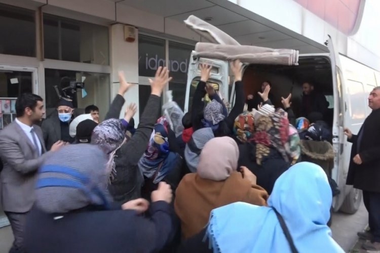 Havada u&ccedil;uşan halıları kapmak i&ccedil;in birbirlerini ezdiler!