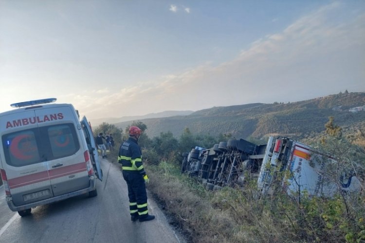 Bursa'da kontrolden &ccedil;ıkan TIR u&ccedil;uruma devrildi!