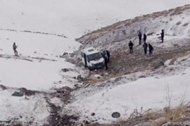 Hakkari'de &ouml;ğretmen servisi şarampole yuvarlandı: 11 yaralı