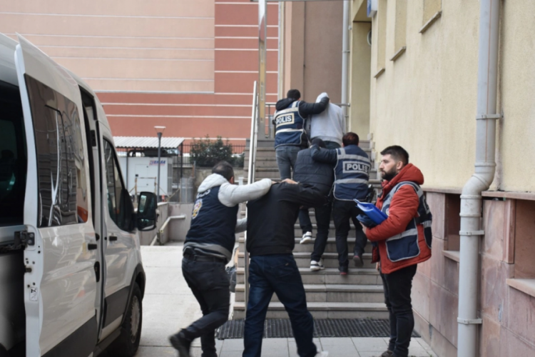 Kastamonu'da "Polisiz" dediler, 700 bin lira dolandırdılar!