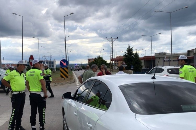 Sinop'ta otomobilin &ccedil;arptığı gen&ccedil; kız yaralandı