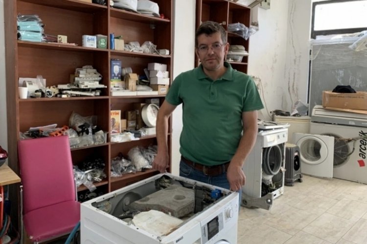 Sakarya'da tamir ettiği &ccedil;amaşır makinesinden &ccedil;ıkan şaşkına &ccedil;evirdi