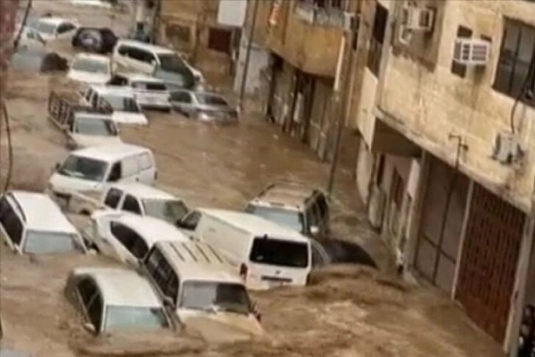 Mekke'de sel: &Ccedil;ok sayıda yol trafiğe kapatıldı