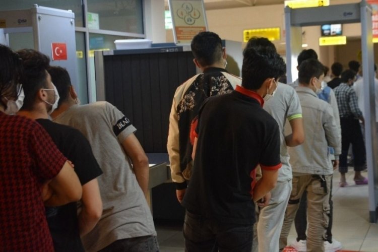 Kocaeli'nde 92 d&uuml;zensiz g&ouml;&ccedil;men sınır dışı edildi