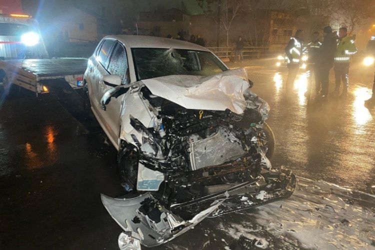 Nevşehir'de iş&ccedil;i servisi ile otomobil &ccedil;arpıştı: 2'si ağır 10 yaralı