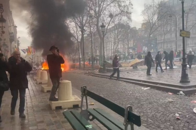 PKK yandaşları Paris sokaklarını savaş alanına &ccedil;evirdi