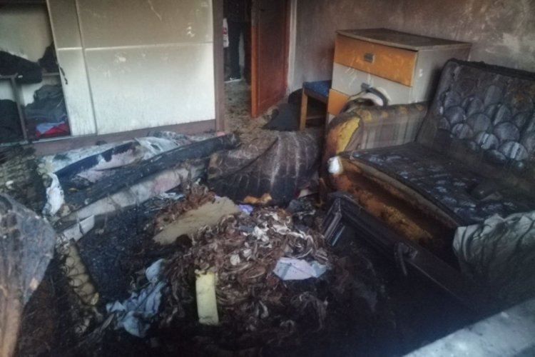 Kocaeli'de bir evde yangın: 3 &ccedil;ocuğuyla alevlerden ka&ccedil;tı