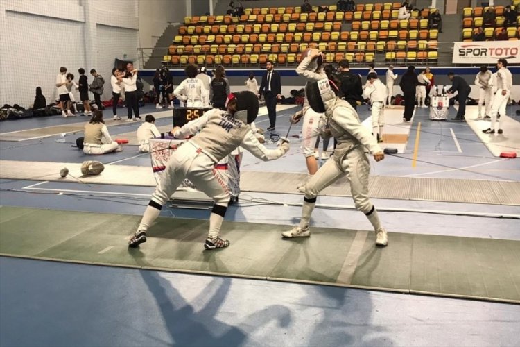 Eskrimde Yıldızlar 17 Yaş Altı Fl&ouml;re Federasyon Kupası'na Bursa'dan da sporcular katıldı