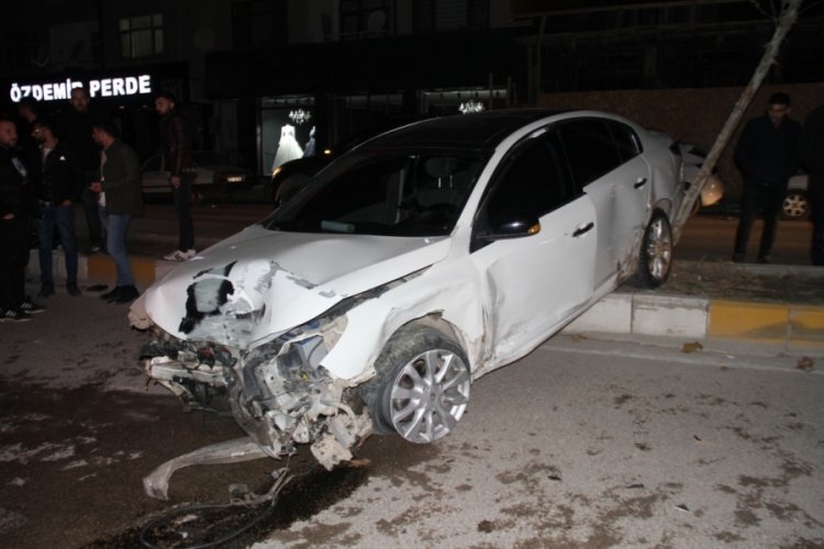 Elazığ'da makas atan s&uuml;r&uuml;c&uuml; polis aracına &ccedil;arptı