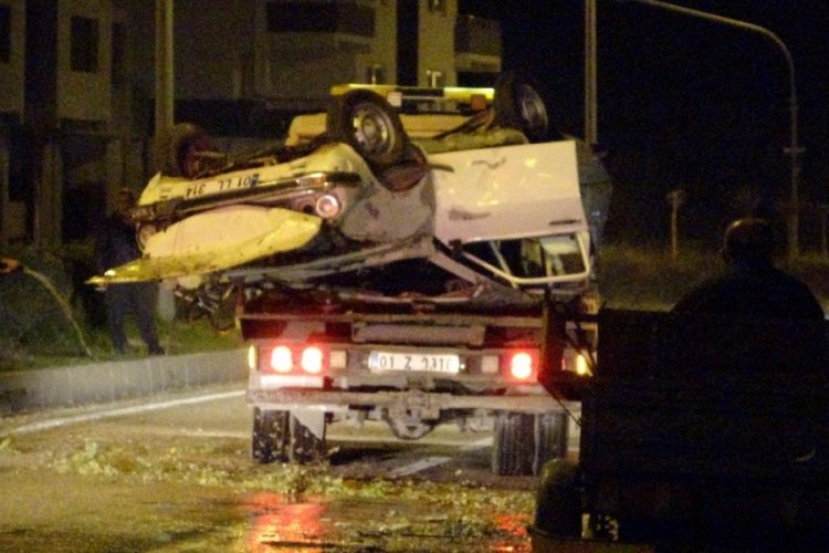 Adana'da otomobil ref&uuml;je &ccedil;arparak karşı şeride ge&ccedil;ti: 2 yaralı