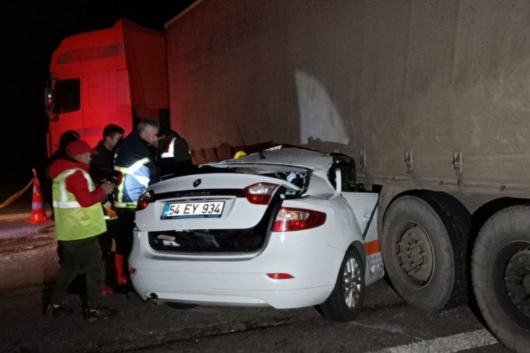 Bolu'da otomobil tıra ok gibi saplandı: 1 &ouml;l&uuml;