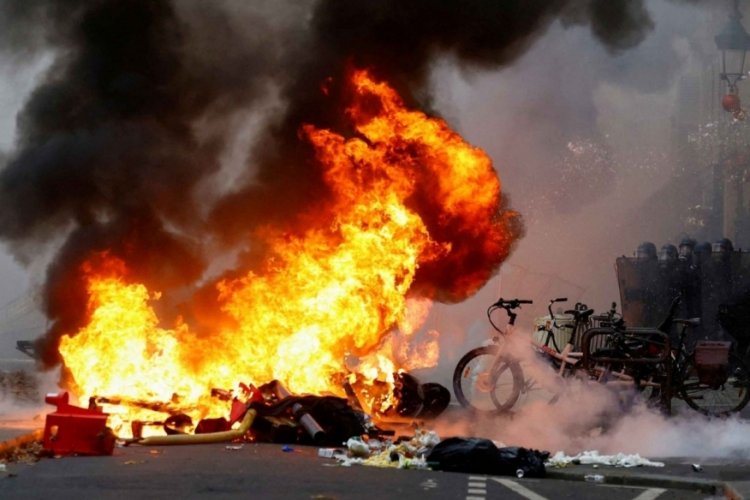 Paris sokakları alev alev! Ter&ouml;r &ouml;rg&uuml;t&uuml; PKK yanlıları taş taş &uuml;st&uuml;nde bırakmadı