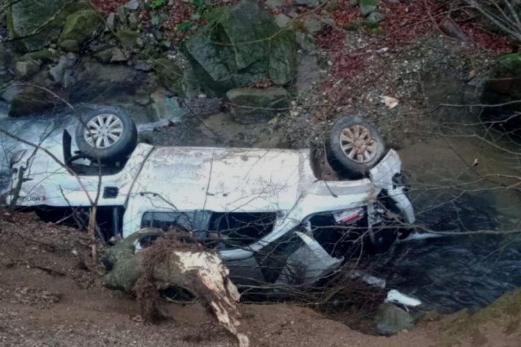 Bursa'da kamyonet, dere yatağına d&uuml;şt&uuml;: 6 yaralı