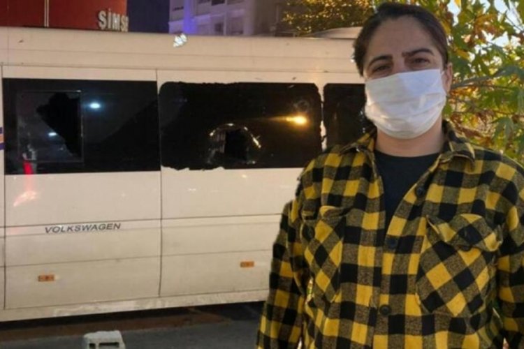 &Ouml;fkeli kadın minib&uuml;s&uuml; kaldırım taşlarıyla par&ccedil;aladı