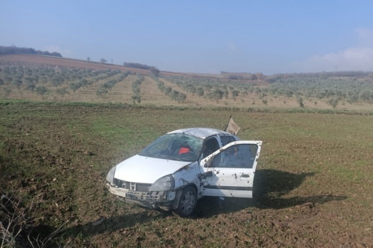 Bursa'da kontrolden &ccedil;ıkan otomobil tarlaya u&ccedil;tu: 3 yaralı