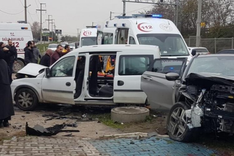 Cip ile hafif ticari ara&ccedil; &ccedil;arpıştı! 7 kişi yaralandı