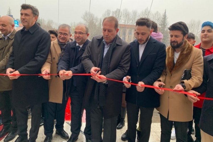 &Uuml;nl&uuml; sa&ccedil; tasarımcısı Hasan H&uuml;seyin Yılmaz yeni şubesini a&ccedil;tı