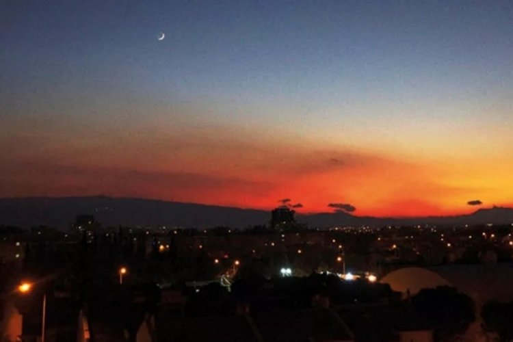 Aydın'da Ay'ın hilal hali ile akşamın kızıl manzarası mest etti