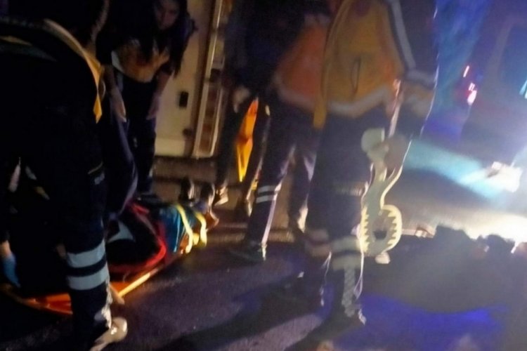 Hatay'da tarım iş&ccedil;ilerini taşıyan servis devrildi: 14 yaralı