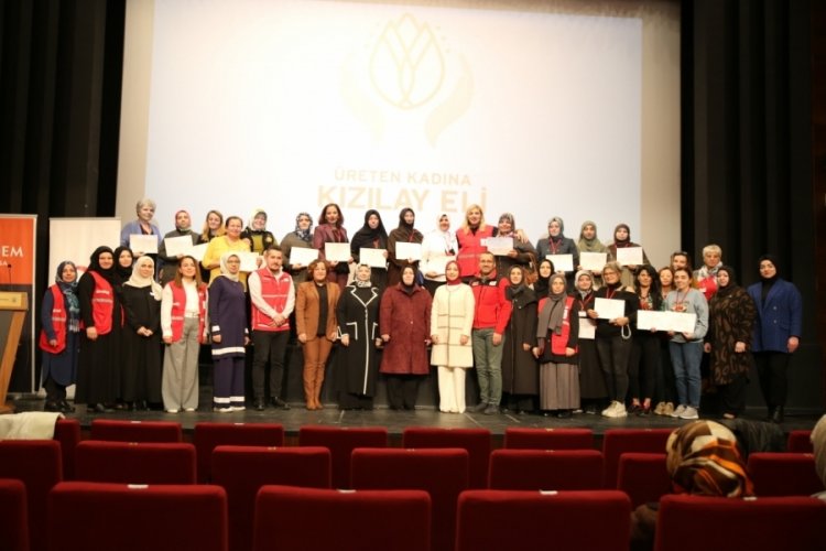 Bursa'da &uuml;reten kadına Kızılay eli