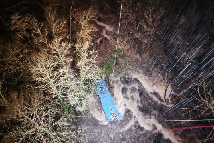 İspanya'da otob&uuml;s nehre u&ccedil;tu: 6 &ouml;l&uuml;
