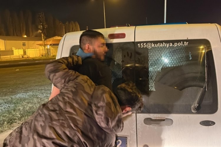 K&uuml;tahya'da bir kişi 'Dur' ihtarına uymadı: Polise bı&ccedil;akla saldırdı