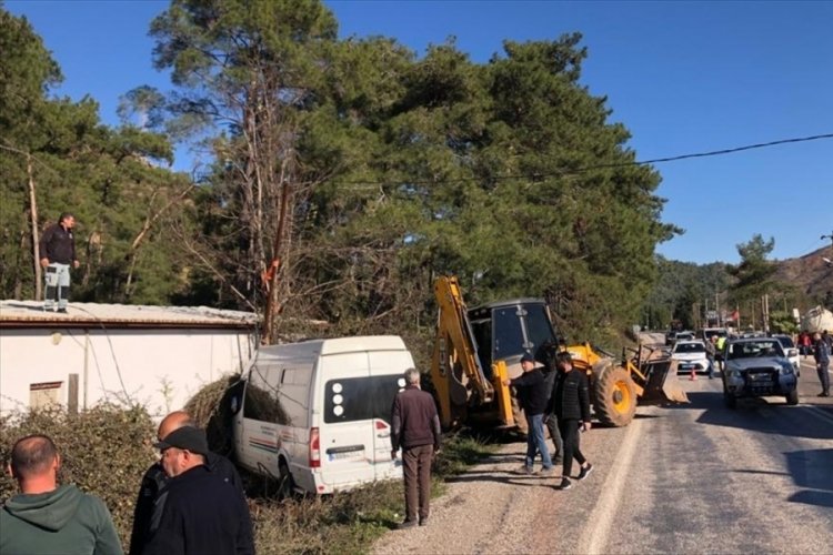Muğla'da yolcu minib&uuml;s&uuml; duvara &ccedil;arptı: 6 kişi yaralandı