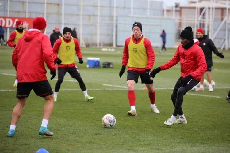 Sivasspor teknik direkt&ouml;rs&uuml;z &ccedil;alıştı